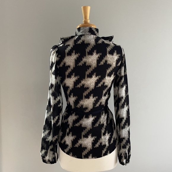 GO INTERNATIONAL | ABSTRACT HOUNDSTOOTH BLOUSE - Picture 7 of 8